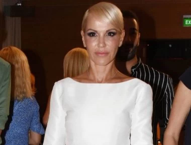 Νατάσα Καλογρίδη: Ξαπλωμένη στο κρεβάτι μόνο με το σορτσάκι της (βίντεο)